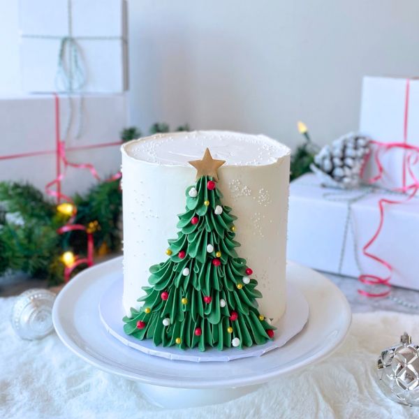 Xmas Tree Cake – Vanilla Raspberry Perfection | Celebrity Cake Studio