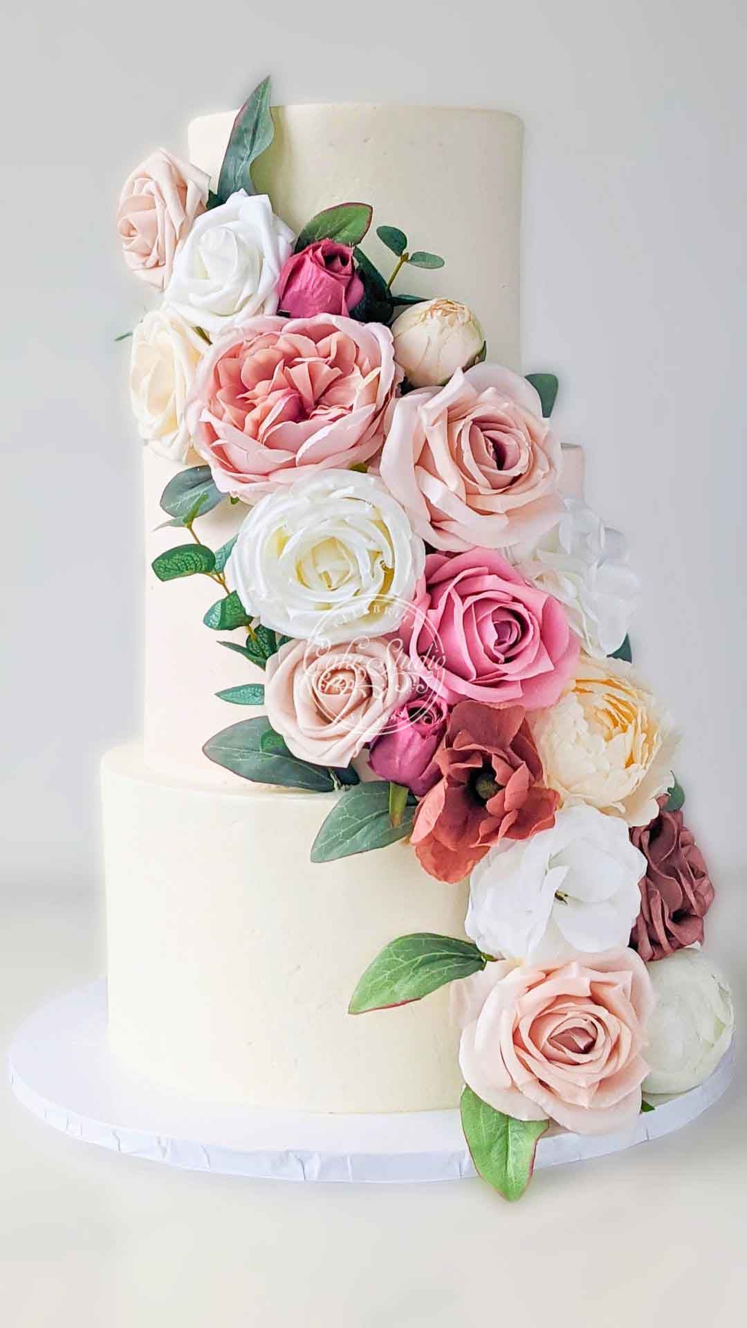 Premium Photo | A cake with flowers Vintage cakes and desserts